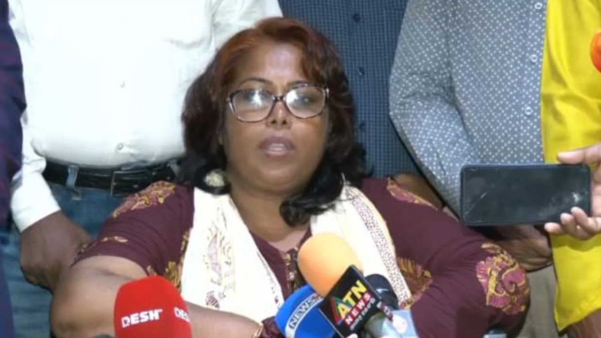 সাংবাদিকদের সঙ্গে কথা বলছেন খায়রুন নাহার লিপি