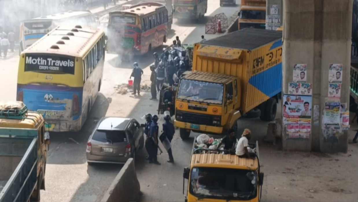 সাভারে তিনটি কারখানার শ্রমিকদের রাস্তা অবরোধ