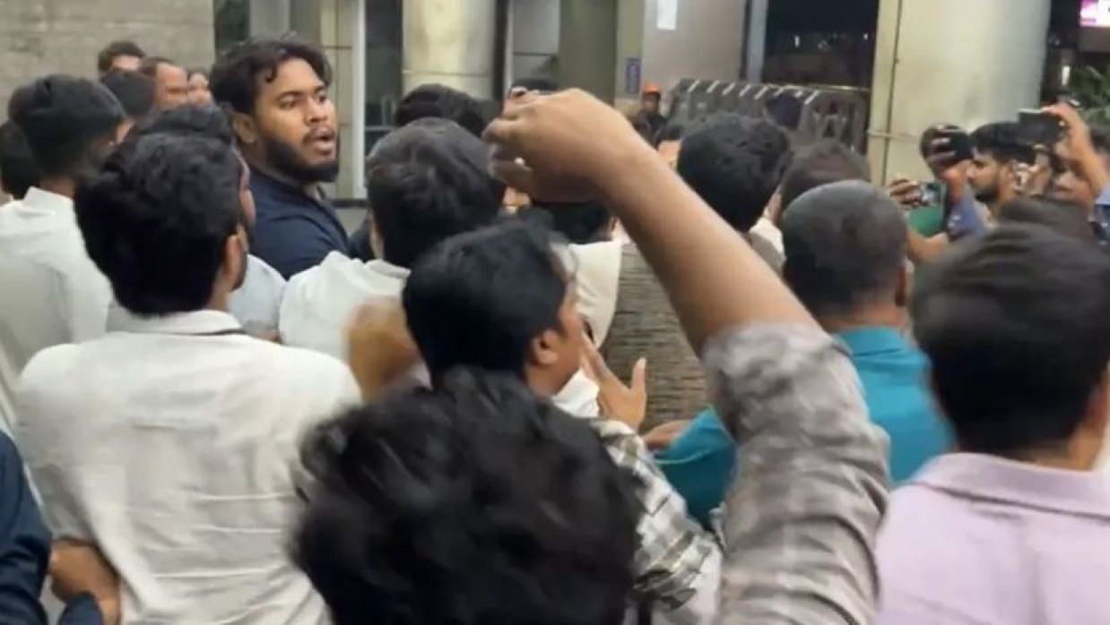 বাংলামোটরে রূপায়ন টাওয়ারের গেইটে সোমবার রাতে নেতাকর্মীদের ভিড়