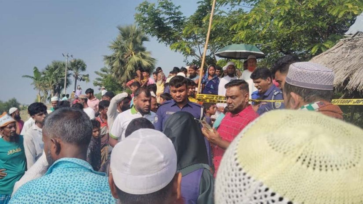 পটুয়াখালীর মহিপুরে স্বামী-স্ত্রীর মরদেহ উদ্ধারের পর উৎসুক জনতার ভিড়