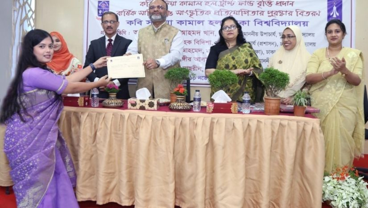 উপাচার্য অধ্যাপক ড. নিয়াজ আহমদ খান শিক্ষার্থীদের হাতে পদক তুলে দেন