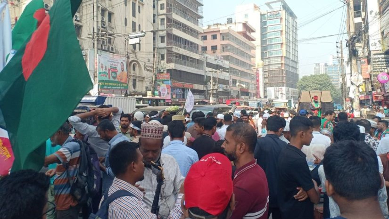 পল্টন মোড়ে জড়ো হচ্ছেন ৮ দলের নেতাকর্মীরা