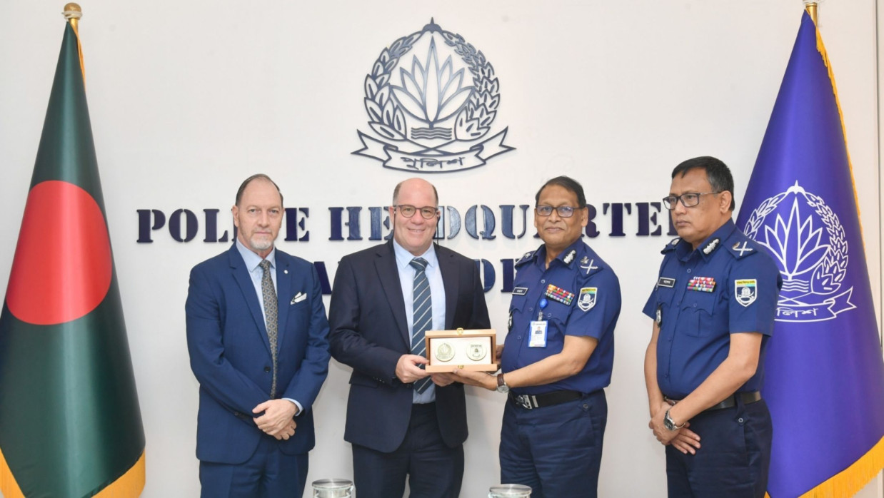 পুলিশ হেডকোয়ার্টার্সে সাক্ষাৎ