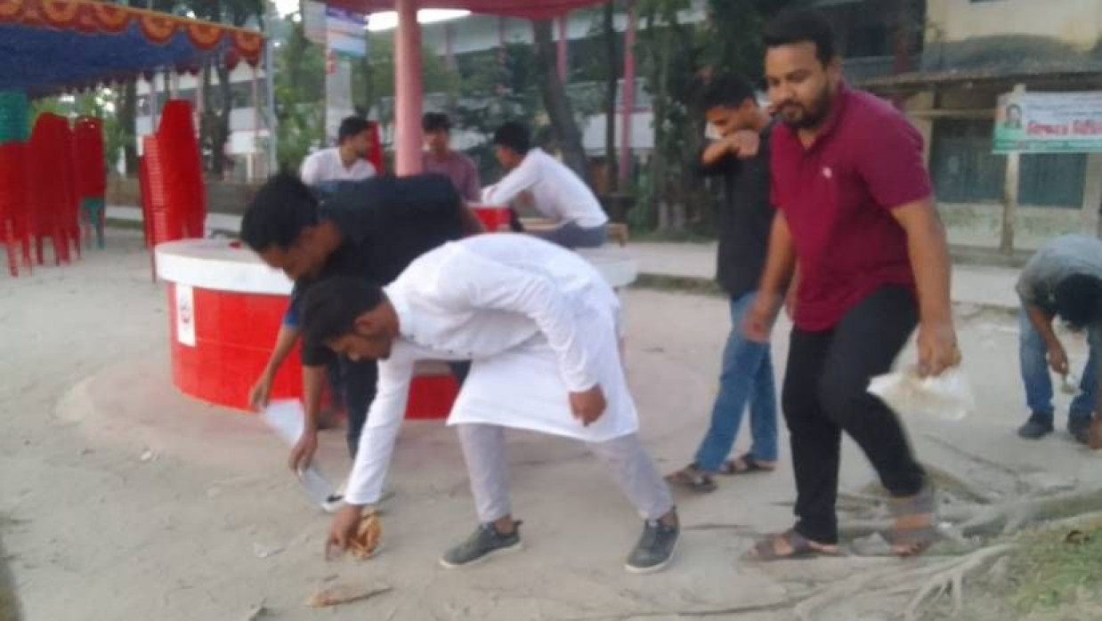 ক্যাম্পাস পরিষ্কার করছেন ছাত্রদলের নেতাকর্মীরা