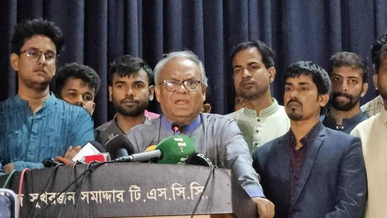 আলোচনা সভায় প্রধান অতিথির বক্তব্য দিচ্ছেন রুহুল কবির রিজভী