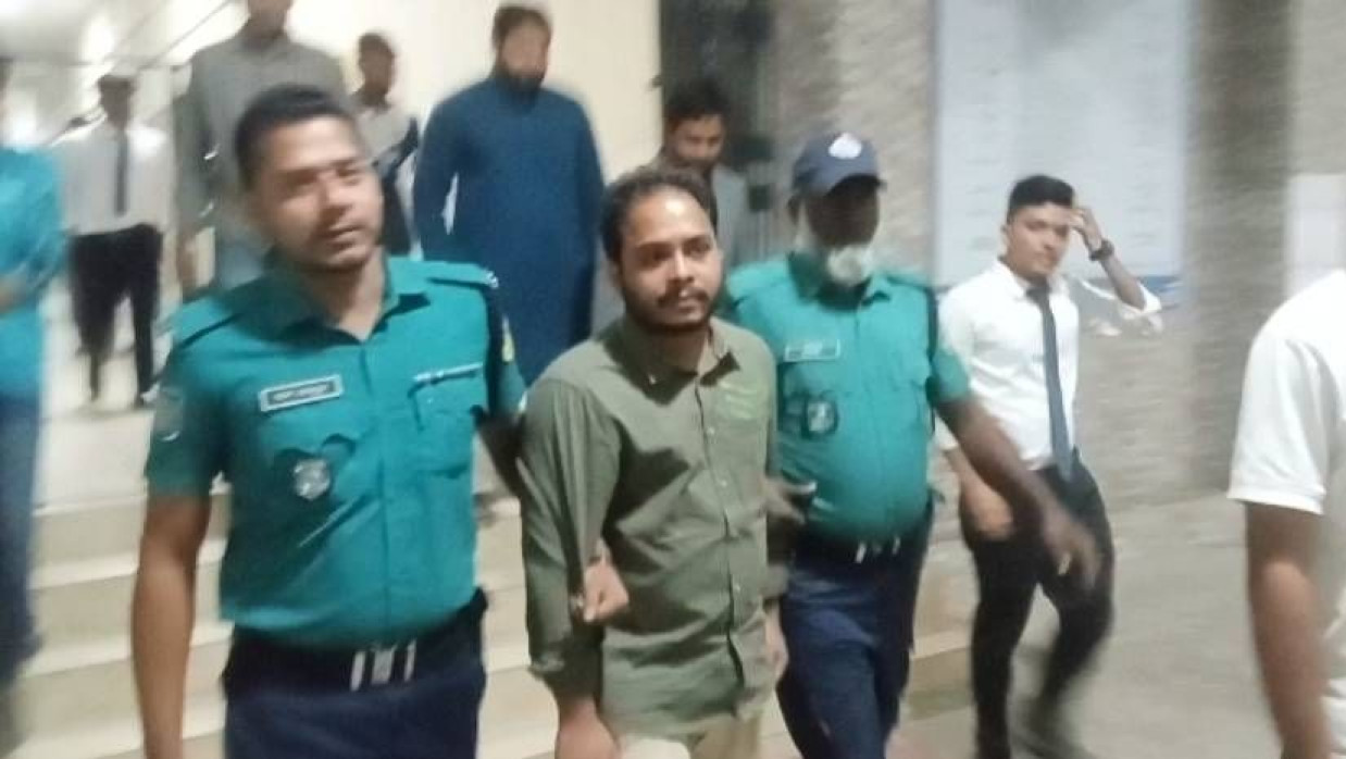 মো. আবু তাহেরকে নিয়ে যাচ্ছেন পুলিশ সদস্যরা