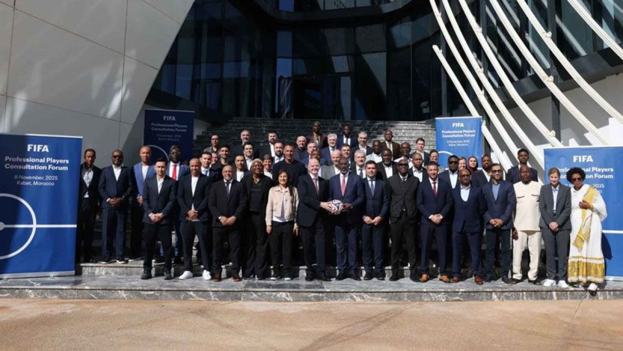 বৈঠক শেষে ফিফা ও খেলোয়াড় ইউনিয়নের প্রতিনিধিরা 