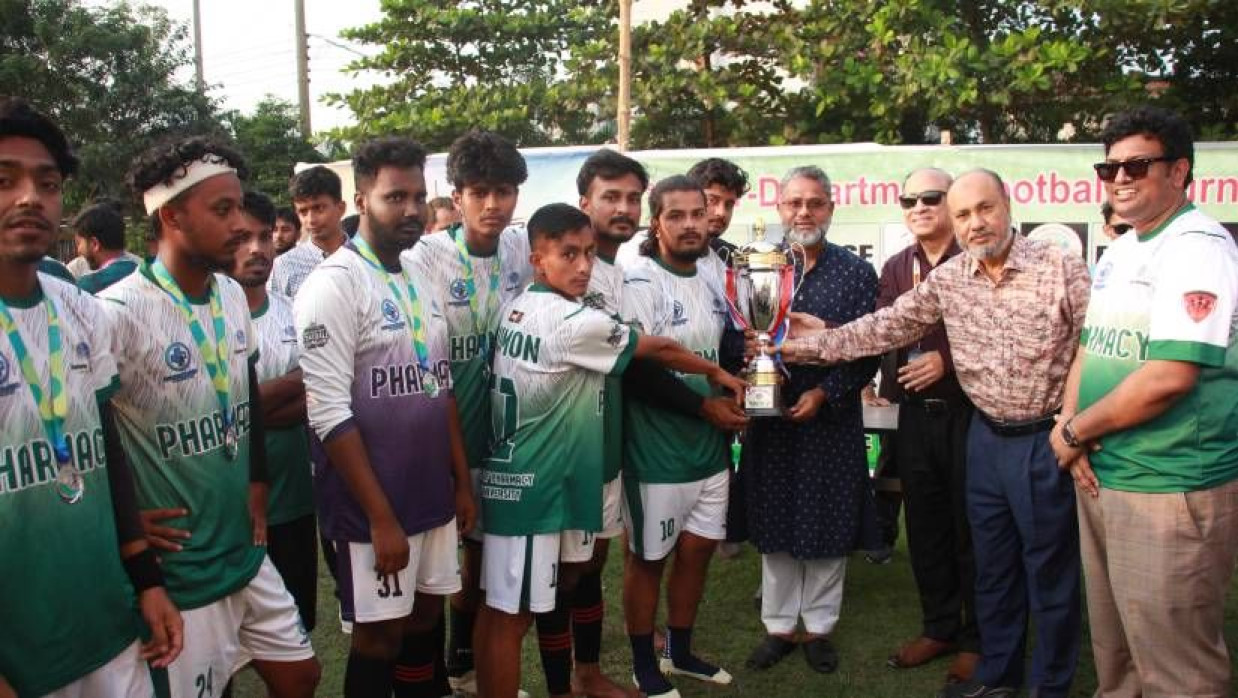 চ্যাম্পিয়ন দলকে পুরস্কার তুলে দেওয়া হচ্ছে