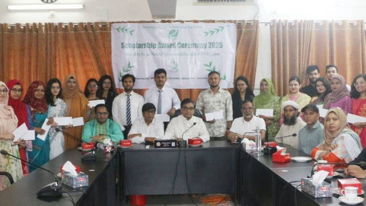 এনইএফ বৃত্তির সপ্তম ও অষ্টম ব্যাচের বৃত্তিপ্রাপ্ত শিক্ষার্থীদের হাতে বৃত্তির অর্থ তুলে দেন উপাচার্য অধ্যাপক মোহাম্মদ কামরুল আহসান 