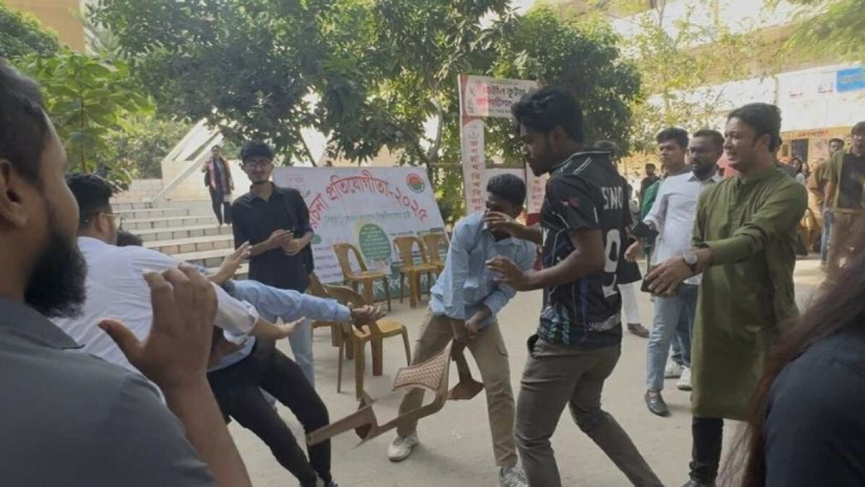 জবি ক্যাম্পাসে ছাত্রদলের তৃতীয় দফায় সংঘর্ষের পর ইসলামিক স্টাডিজ বিভাগের সামনে নেতাকর্মীরা