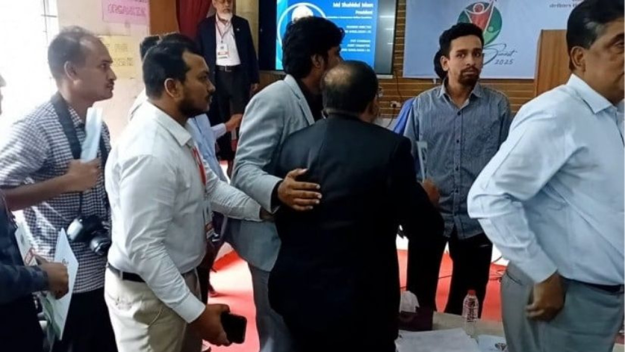 ছাত্রদলের নেতাকর্মীরা তাকে অনুষ্ঠান থেকে বের করে দেন