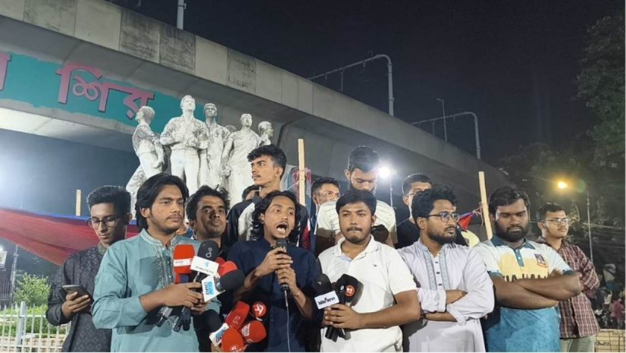 রাজু ভাষ্কর্যের পাদদেশে মির্জা ফখরুলের বক্তব্যের প্রতিবাদে