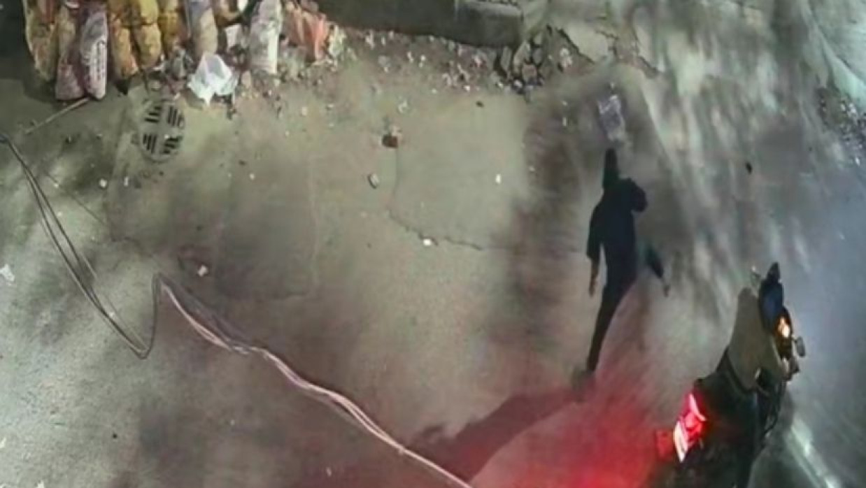 পেট্রোল বোমা নিক্ষেপের সময়ে