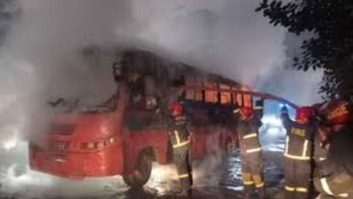 রাজধানীর বিভিন্ন এলাকায় ককটেল বিস্ফোরণ ও যানবাহনে অগ্নিসংযোগ