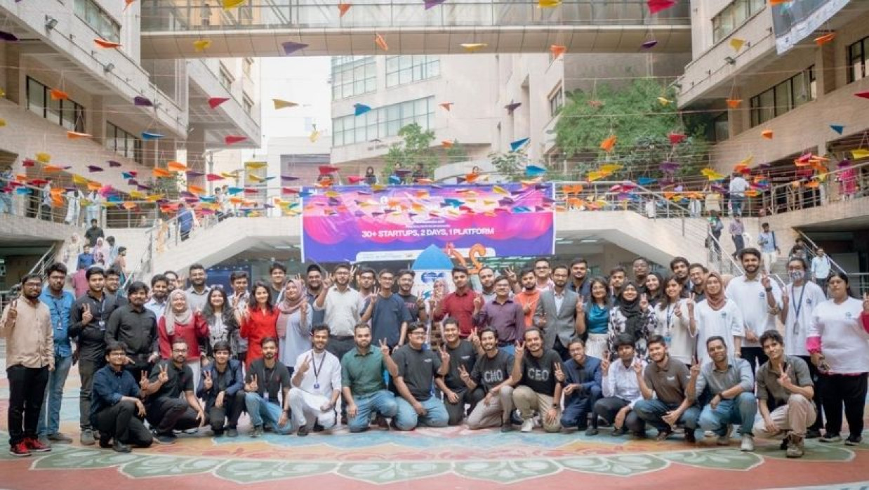 স্টার্টআপস শোকেসে অংশগ্রহণকারীদের একাংশ