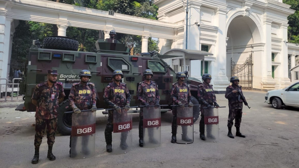 সতর্ক অবস্থানে আইনশৃঙ্খলাবাহিনী