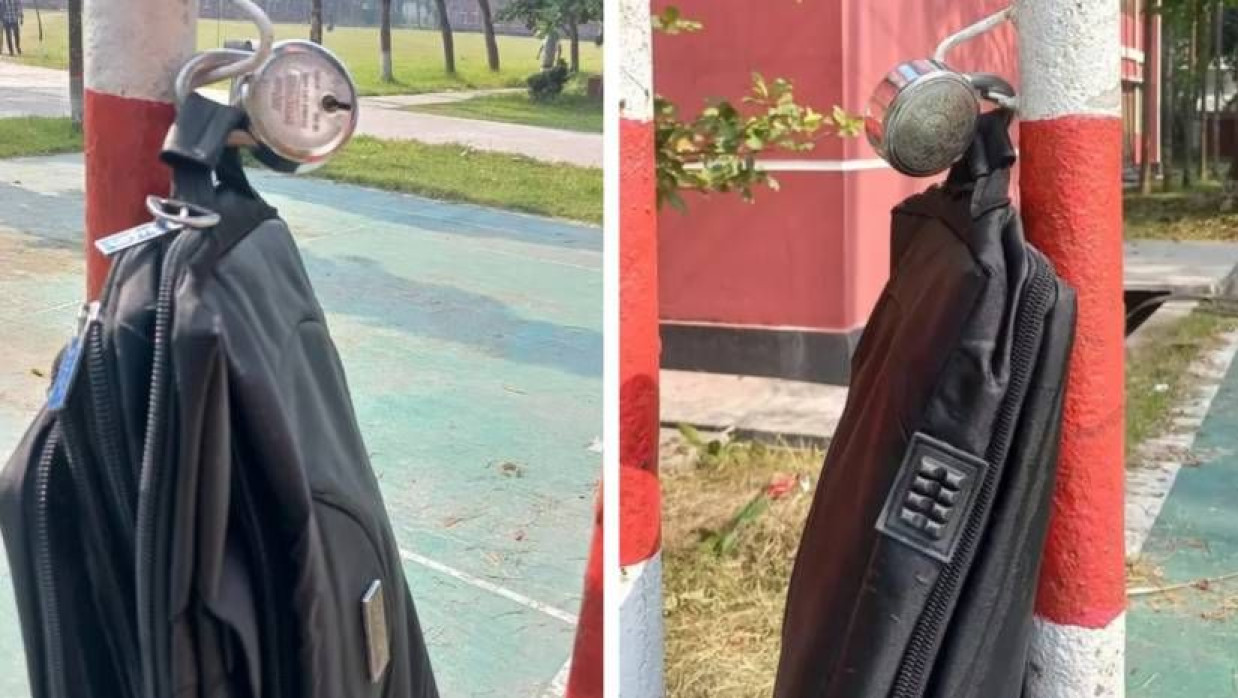 মুসলিম ছাত্রাবাসের সামনের খুঁটিতে ঝোলানো ব্যাগ তালা দিয়ে আটকে রাখা হয়েছে