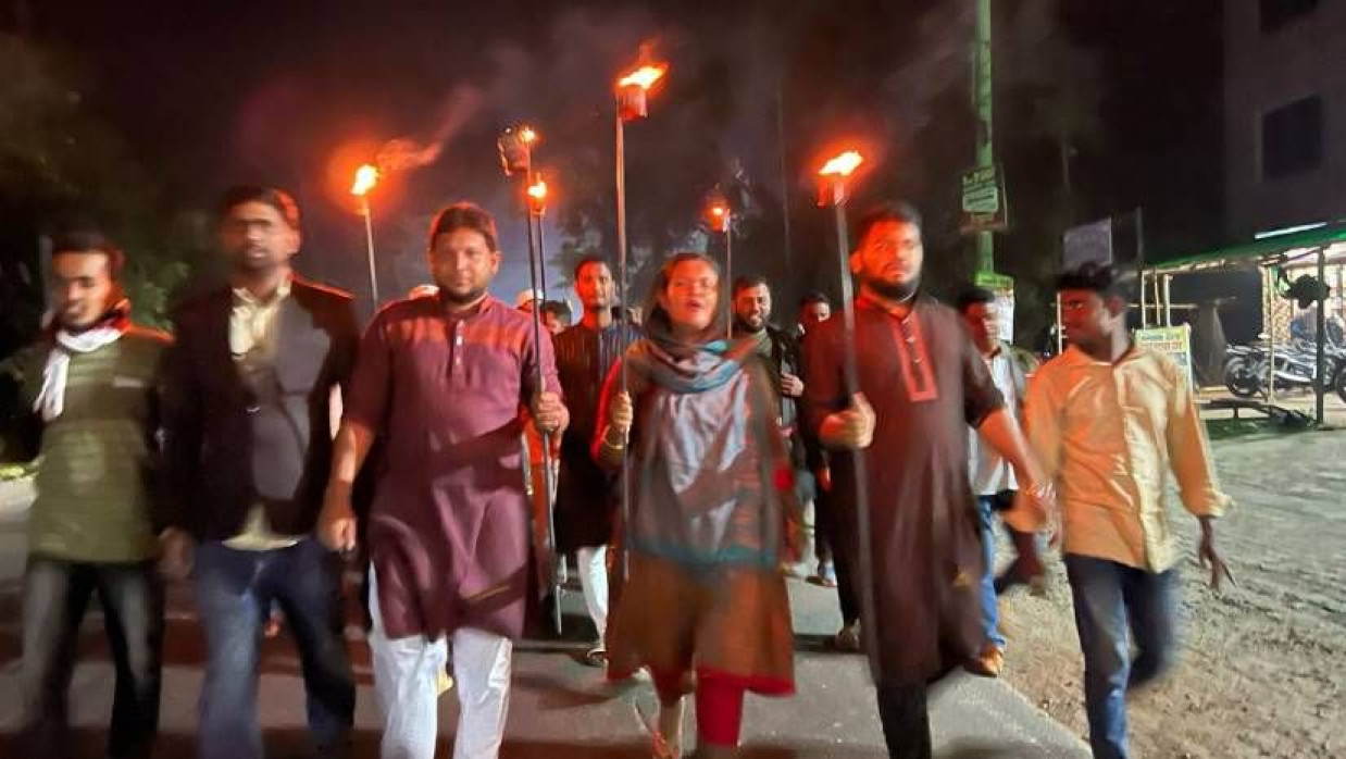 মশাল মিছিল করছেন বৈষম্যবিরোধী ছাত্র আন্দোলনের নেতাকর্মীরা