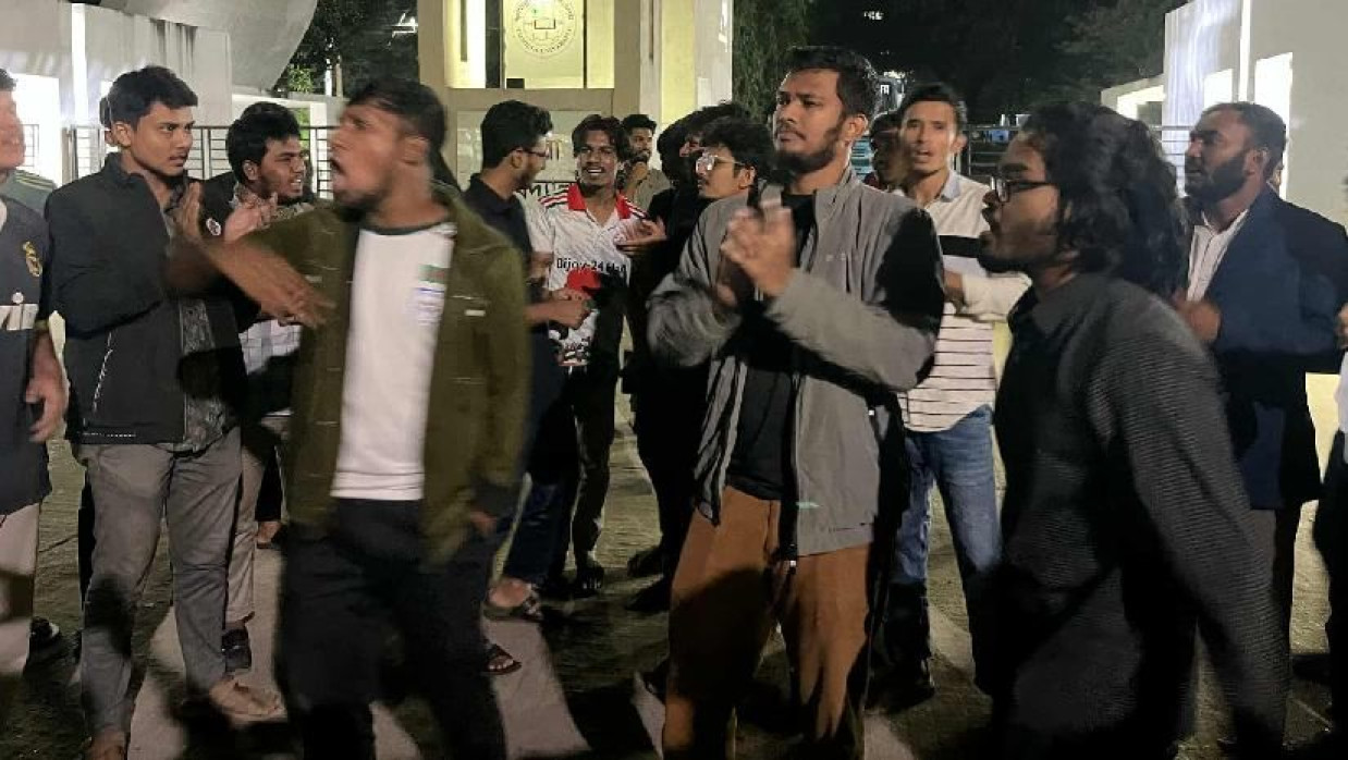 কুবিতে ‘নিষিদ্ধ আওয়ামী লীগ’ কর্তৃক নাশকতার প্রতিবাদে শিক্ষার্থীদের বিক্ষোভ