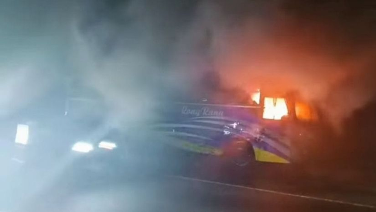 দাঁড়িয়ে থাকা বাসে দুর্বৃত্তের আগুন