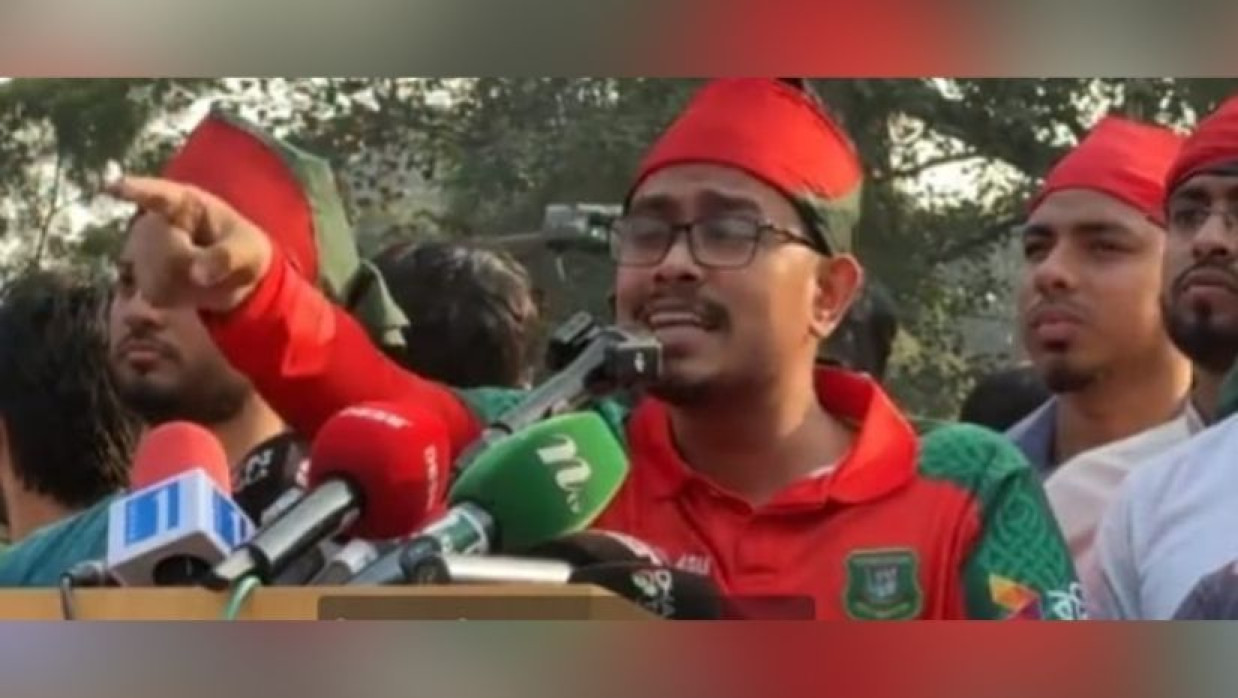 ছাত্রশিবিরের বিক্ষোভ মিছিল শেষে ঢাবির রাজু ভাস্কর্য এলাকায় বক্তব্য দিচ্ছেন সাদিক কায়েম 