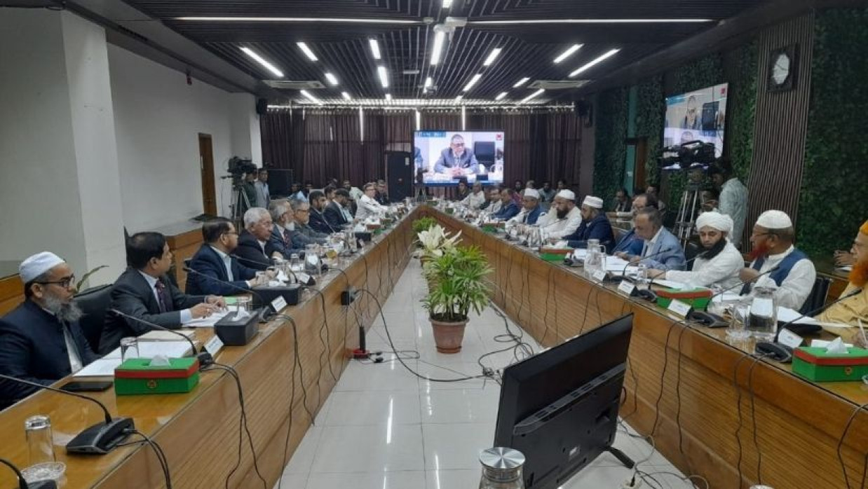 আগারগাঁওয়ের নির্বাচন ভবনের সম্মেলনে রাজনৈতিক দলের সঙ্গে সংলাপ