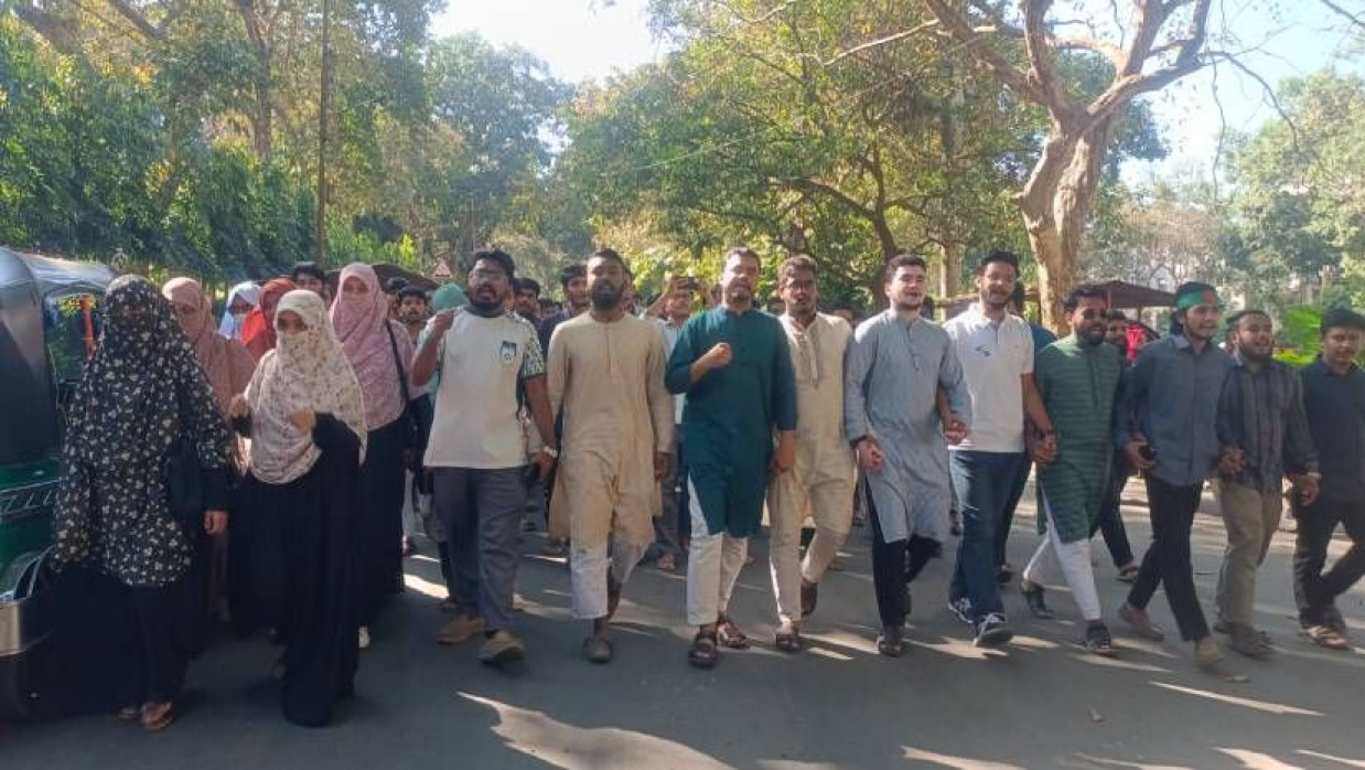 চাকসুর আয়োজনের বিক্ষোভ মিছিল