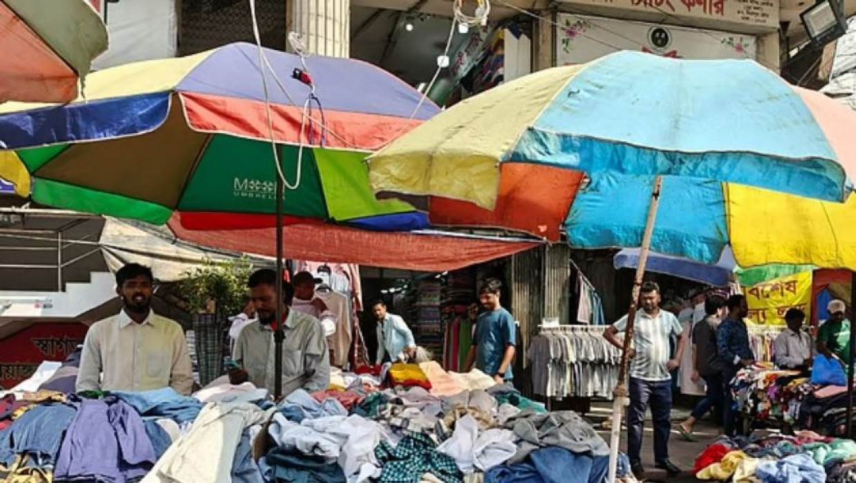 রাজধানীর নিউ মার্কেট এলাকায়