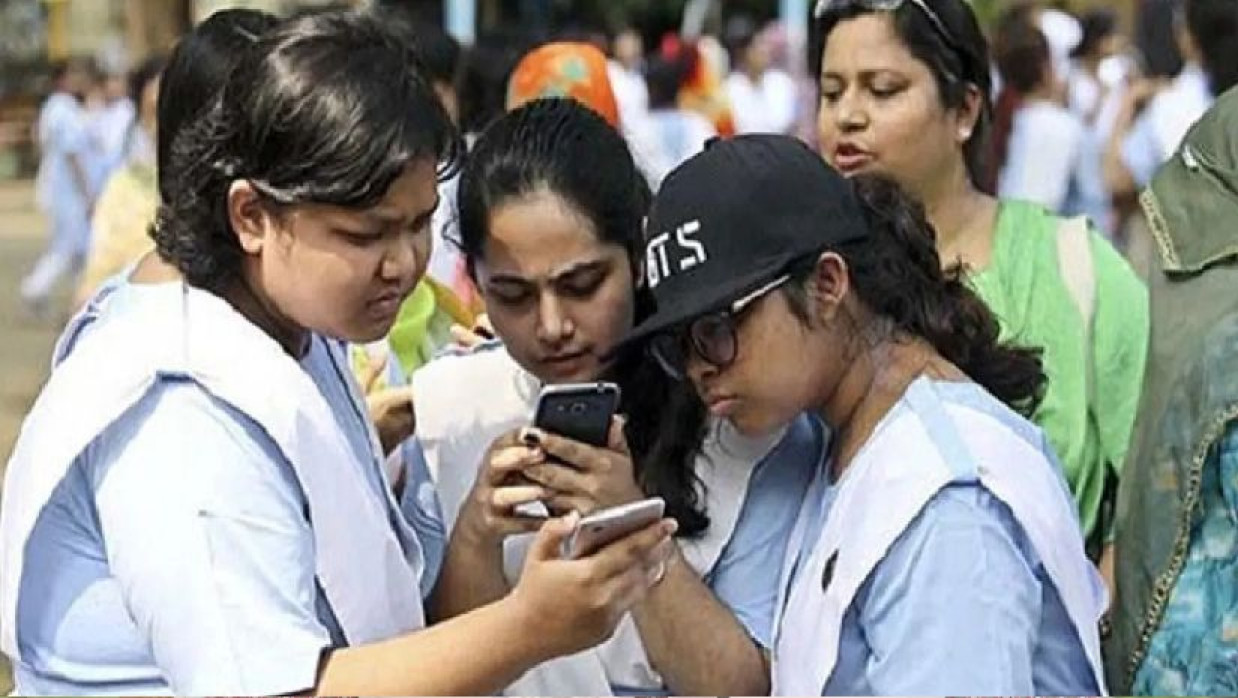 মোবাইলে পরীক্ষার ফল দেখছেন শিক্ষার্থীরা