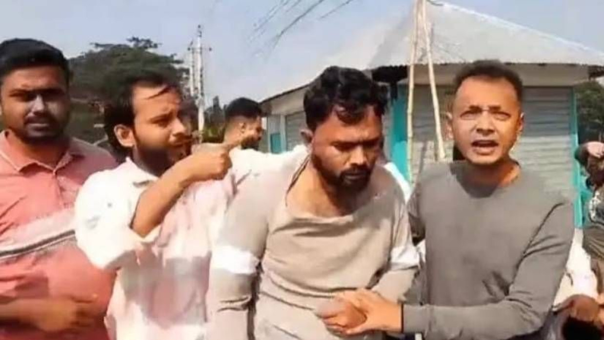 ইউপি চেয়ারম্যান আরিফুর রহমান প্রতীক তালুকদারসহ তিনজনকে আটক করে পুলিশে দিয়েছেন বিএনপির নেতাকর্মীরা