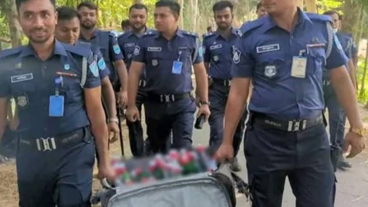 পেট্রলবোমা উদ্ধার করে নিয়ে যাচ্ছেন পুলিশ সদস্যরা