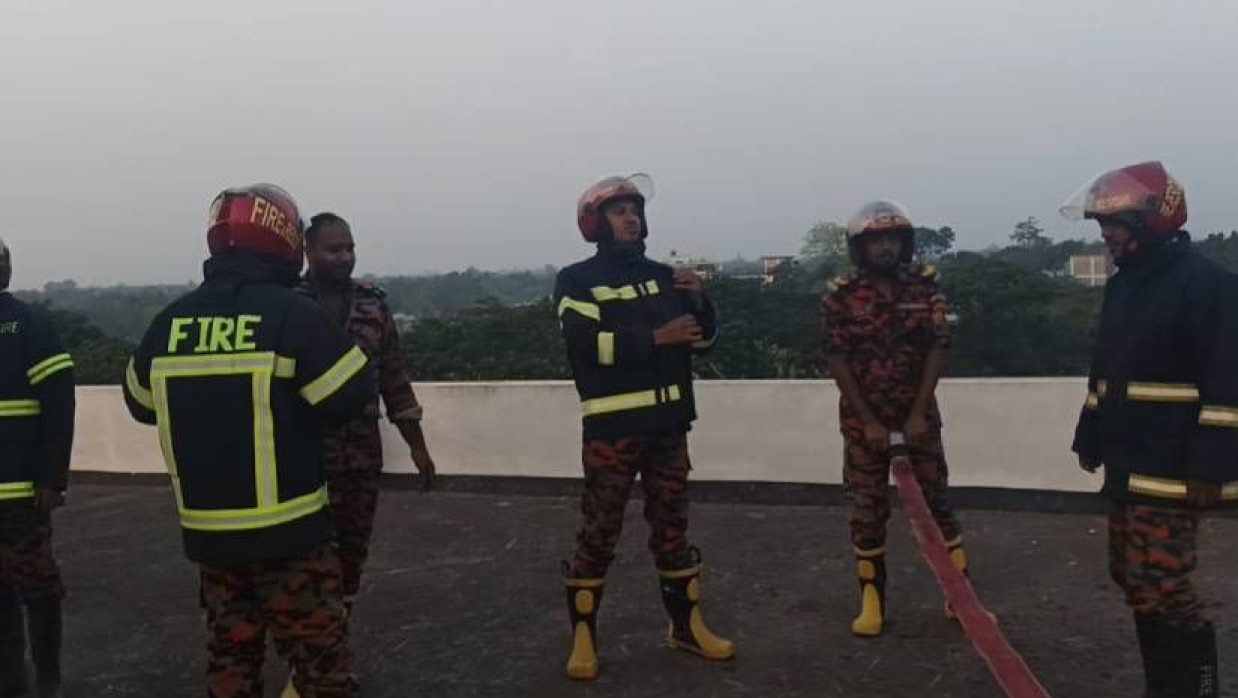 পাবিপ্রবি এক্সাম হল বিল্ডিংয়ে ফায়ার সার্ভিসের সদস্যরা
