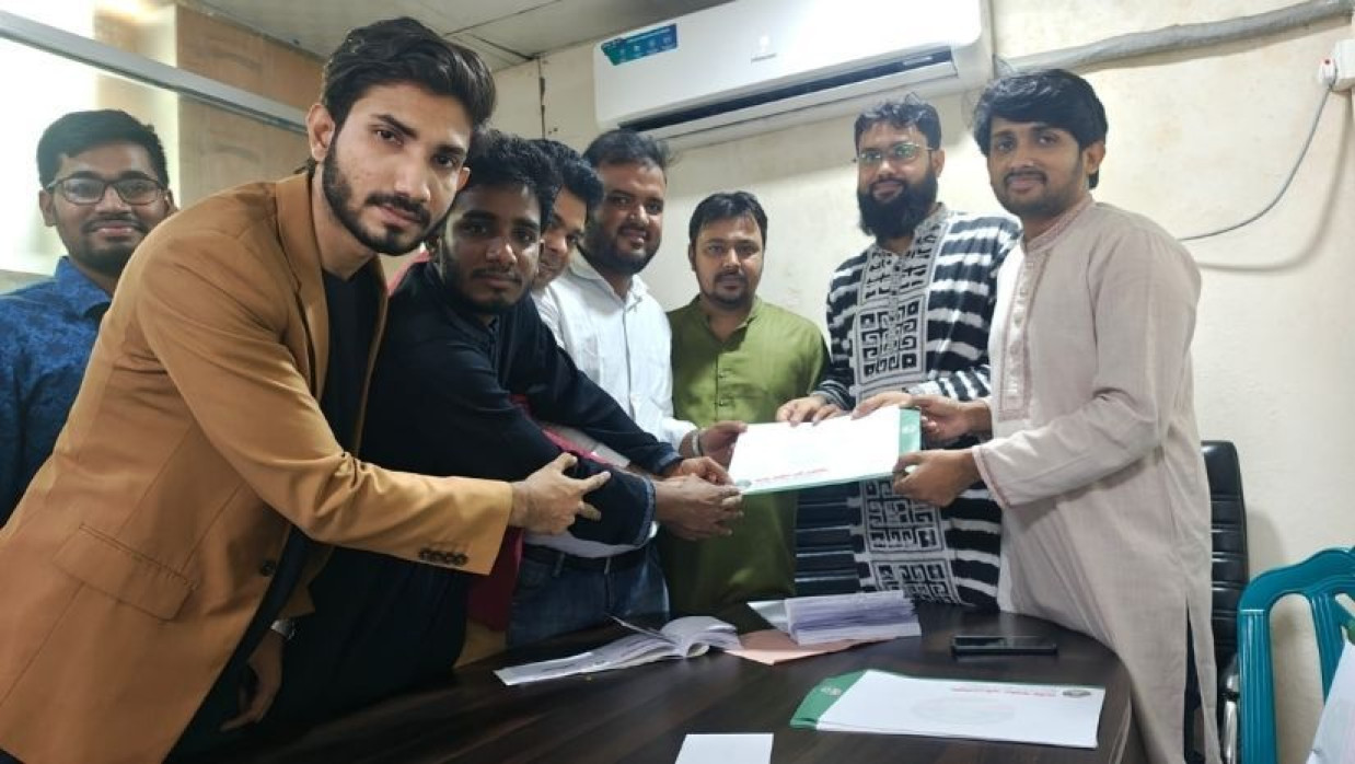 কৃষিবিদ গোলাম মর্তুজা সেলিম এনসিপির মনোনয়নপত্র গ্রহণ করছেন