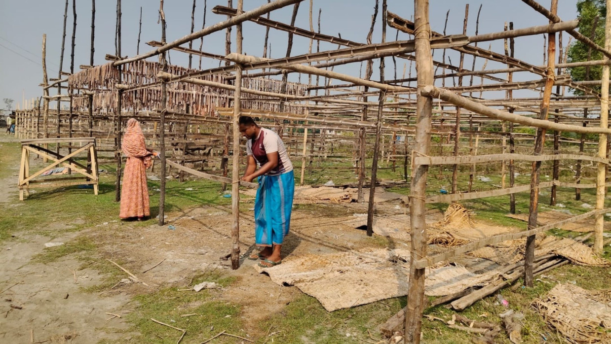 পল্লি নির্মাণে ব্যস্ত শ্রমিকরা