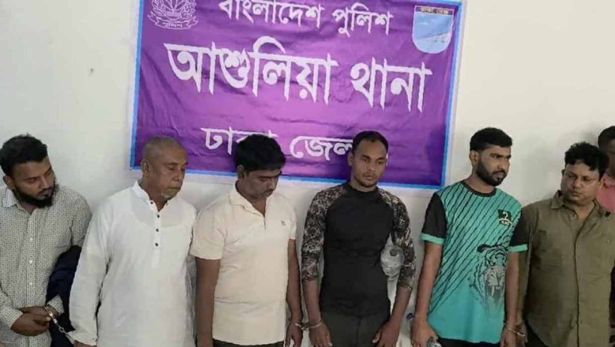 থানায় গ্রেপ্তারকৃতরা 