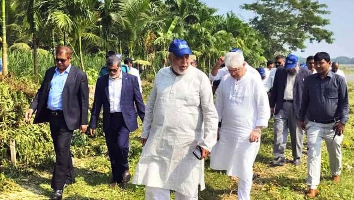 ভোলা সদর উপজেলার ভেদুরিয়া ফেরিঘাট-সংলগ্ন তেঁতুলিয়া নদীর তীরবর্তী এলাকায় সম্ভাব্য একটি স্থান পরিদর্শন করেন তিন উপদেষ্টা