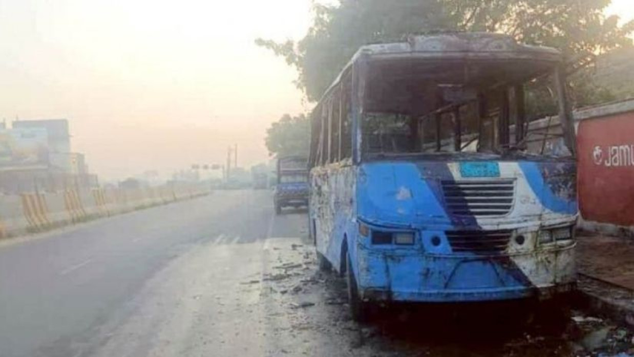 মহাসড়কে দাঁড়িয়ে থাকা বাসে আগুন