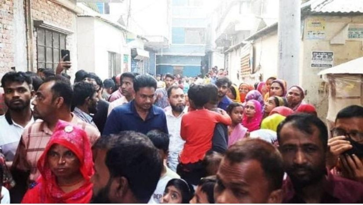 স্ত্রীকে হত্যার পর বাসার সামনে স্থানীয়রা  
