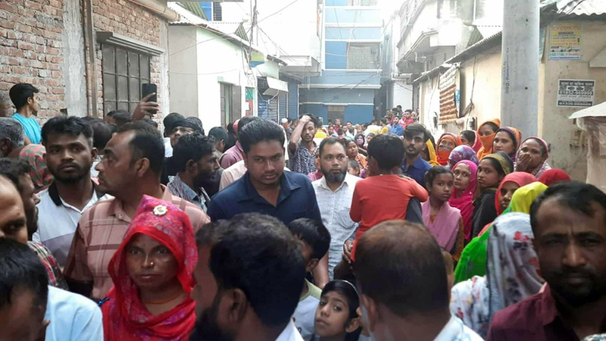 স্ত্রীর গলাকাটা মরদেহের পাশেই পড়ে ছিলেন স্বামী