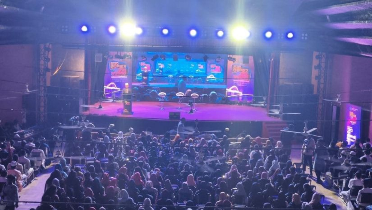 টিএসসি অডিটোরিয়ামে ছাত্রশিবির আয়োজিত তিন সেশনে বিভিন্ন অনুষদের নবীন শিক্ষার্থীরা অংশগ্রহণ করেন।