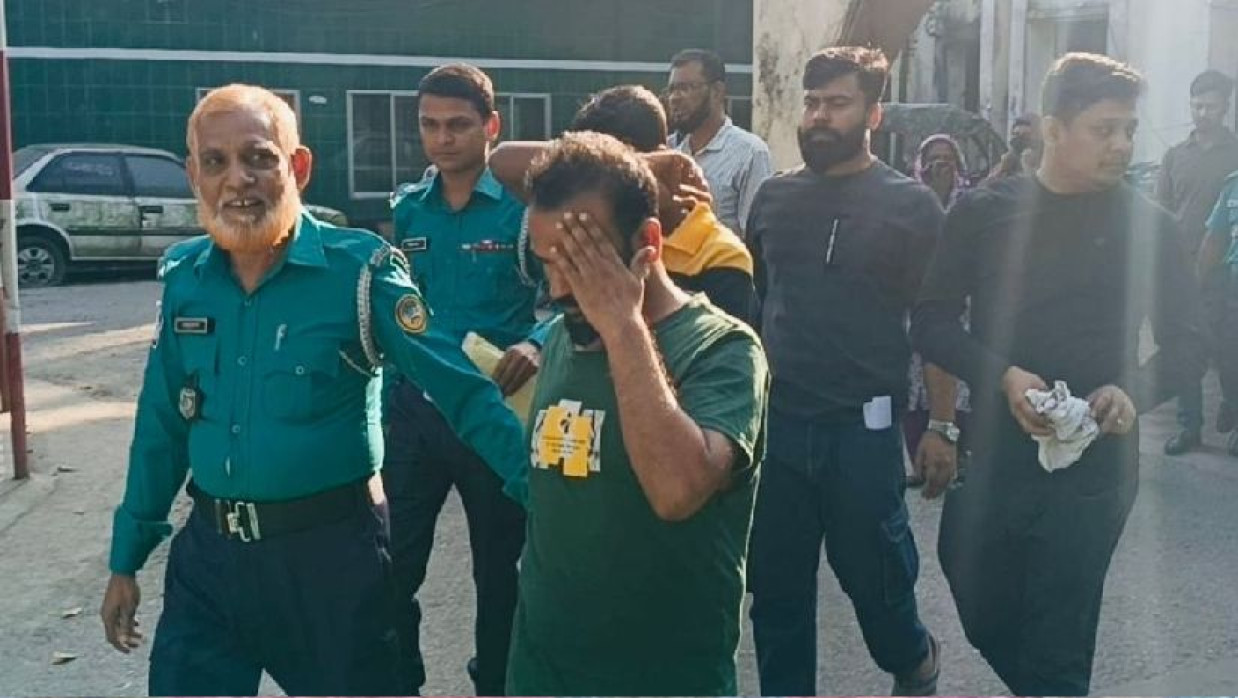  পুলিশের ওপর হামলার ঘটনায় আটক ব্যক্তিদের আদালতে নেওয়া হচ্ছে