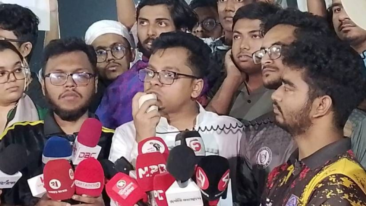 রাজু ভাস্কর্যের পাদদেশে মানববন্ধনে বক্তব্য দিচ্ছেন ডাকসুর জিএস এস এম ফরহাদ