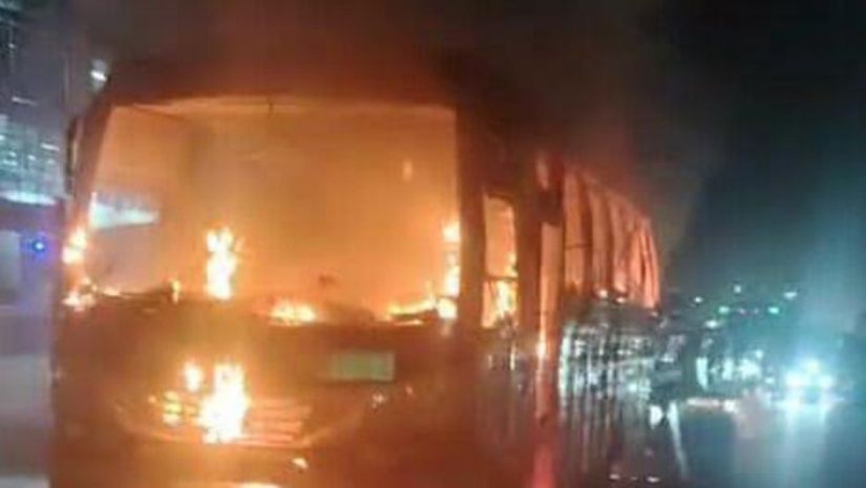 বাসে আগুন