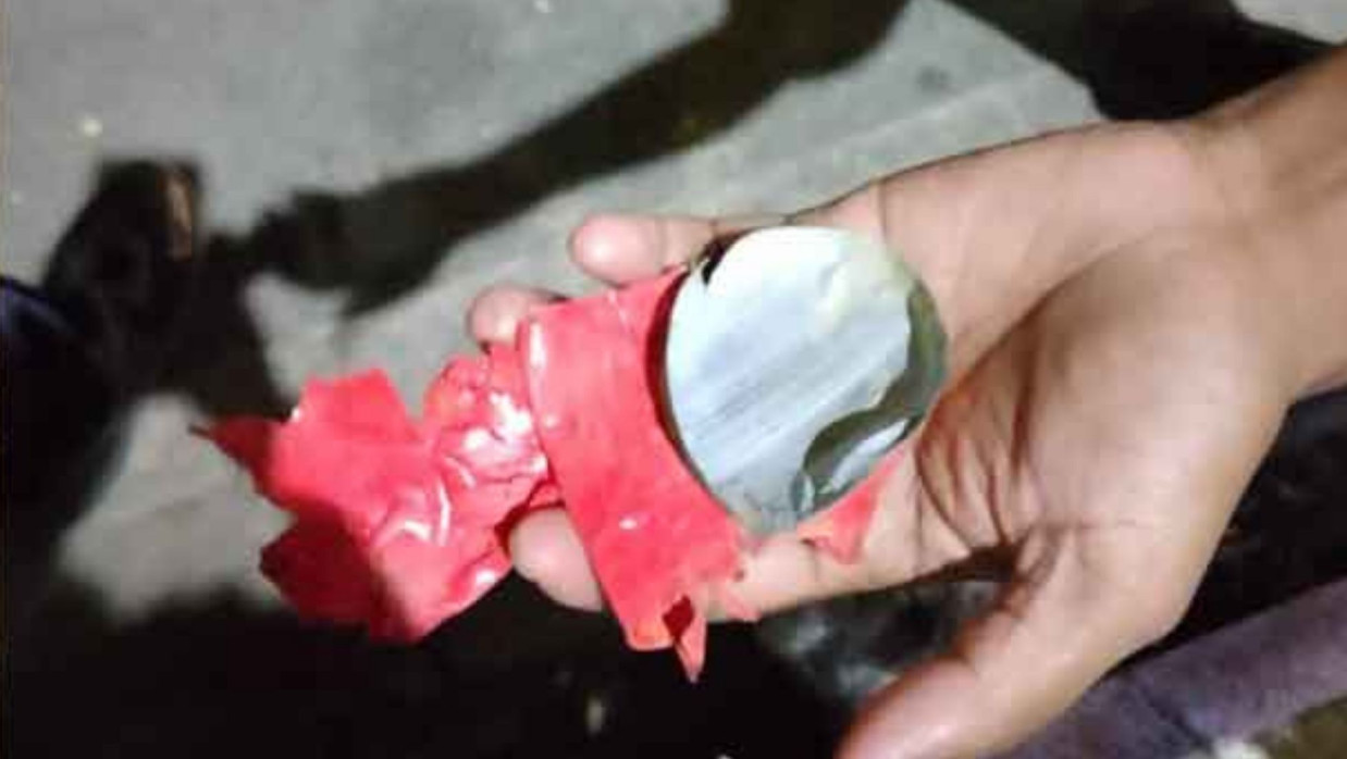 পটকা লাল কসটেপ পেচানো