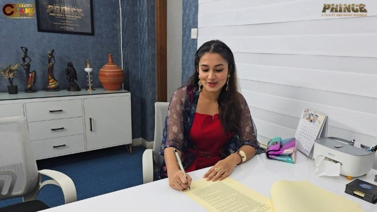 হাসিমুখে প্রিন্স সিনেমার চুক্তিপত্রে সই করছেন ফারিণ