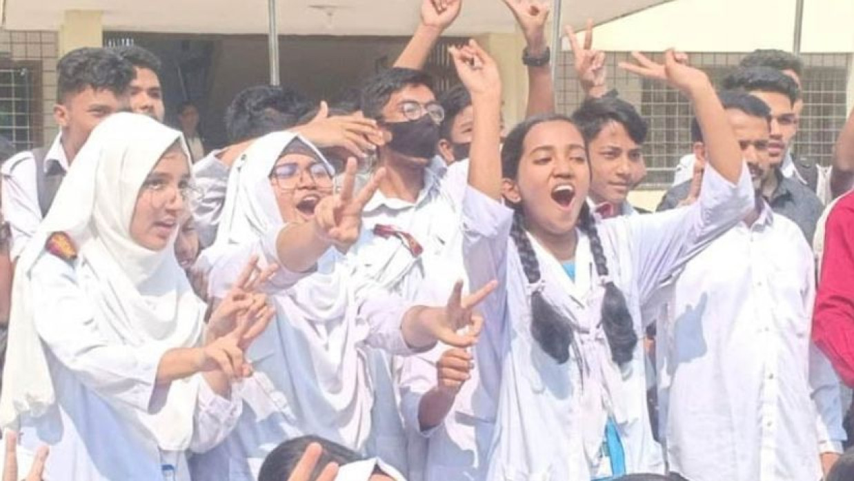 ফলাফল প্রকাশের পর শিক্ষার্থীদের উচ্ছ্বাস