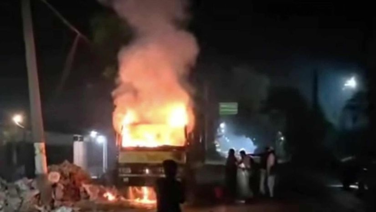 কাভার্ড ভ্যানে রহস্যজনক অগ্নিকাণ্ড