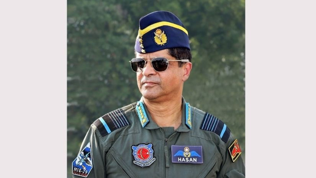 বাহিনী প্রধান এয়ার চীফ মার্শাল হাসান মাহমুদ খাঁন 
