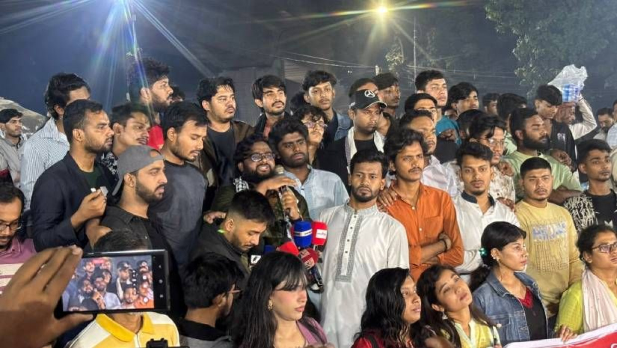 রাজু ভাস্কর্যের সামনে জাতীয় ছাত্রশক্তির নেতাকর্মীরা