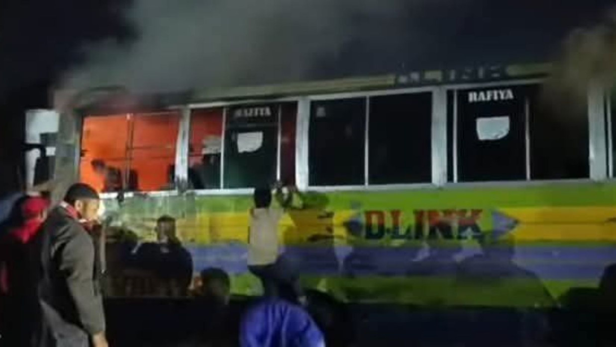 ঢাকা আরিচা মহাসড়কে বাসে আগুন